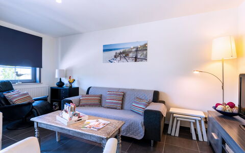 Duinenzicht with Balcony: Meubilair, Interieur Ontwerp, Bankstel, Plafond, Flooring, Appartement, Woonkamer, Verdieping, Kamer, Huis