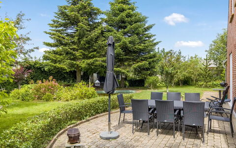 Melba - 13Km from the Sea: Meubilair, Struik, Tuin, Buitenmeubels, Land Lot, Stoel, Gazon, Groundcover, Buitentafel