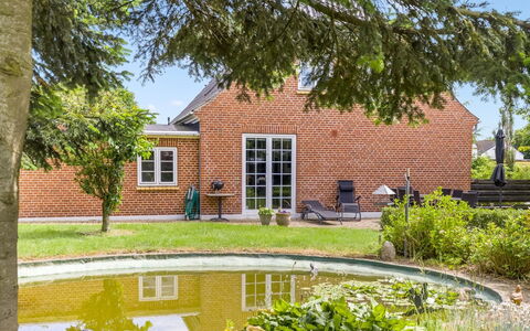 Melba - 13Km from the Sea: Gras, Huis, Struik, Huis, Dak, Woongebied, Verblijf, Tuin, Landgoed