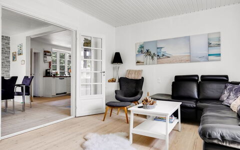Melba - 13Km from the Sea: Flooring, Interieur Ontwerp, Meubilair, Verdieping, Bankstel, Houten Vloer, Hout, Woonkamer, Plafond, Huis