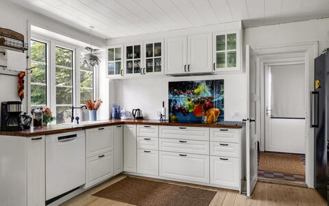 Melba - 13Km from the Sea: Keuken, Cabinetry, Toestel Van De Keuken, Countertop, Interieur Ontwerp, Flooring, Major Appliance, Lade, Huis, Kast