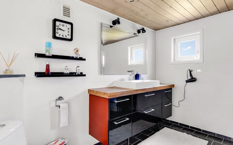 Melba - 13Km from the Sea: Loodgieterswerkinrichting, Interieur Ontwerp, Flooring, Wastafel, Badkamerkast, Verdieping, Badkamer, Plafond, Kraan, Wastafel In De Badkamer