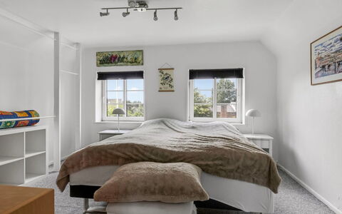 Melba - 13Km from the Sea: Bed, Meubilair, Slaapkamer, Interieur Ontwerp, Bedding, Laken, Muur, Verdieping, Flooring, Plafond