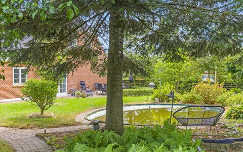 Melba - 13Km from the Sea: Struik, Tuin, Groundcover, Gazon, Landscaping, Werf, Backyard, Verblijf, Schaduw