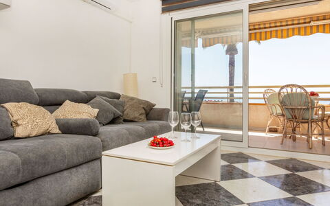 Maritim: Meubilair, Interieur Ontwerp, Flooring, Verdieping, Appartement, Bankstel, Woonkamer, Plafond, Kamer