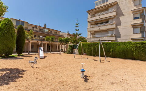Maritim: Woongebied, Appartement, Schaduw, Condominium, Landgoed, Tuin, Landscaping, Werf, Balkon