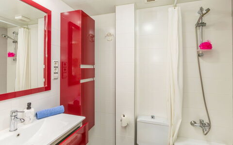 Maritim: Badkamer, Loodgieterswerkinrichting, Flooring, Interieur Ontwerp, Wastafel In De Badkamer, Verdieping, Wastafel, Kraan, Loodgieter, Plafond