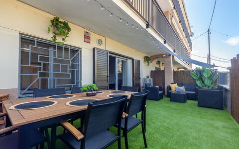 Rosa Dels Vents: Verdieping, Appartement, Balkon, Schaduw, Binnenplaats, Hardwood, Hek, Leuning, Kamerplant, Villa