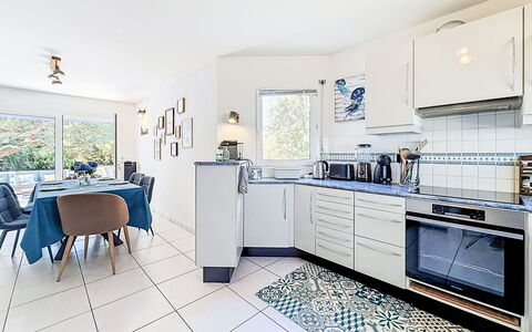 Armorique: Meubilair, Flooring, Interieur Ontwerp, Verdieping, Keuken, Plafond, Countertop, Kamer, Major Appliance, Toestel Van De Keuken