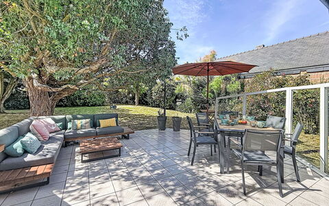 Armorique: Meubilair, Buitenmeubels, Stoel, Tafel, Buitentafel, Tuin, Schaduw, Flagstone, Keuken En Eettafel