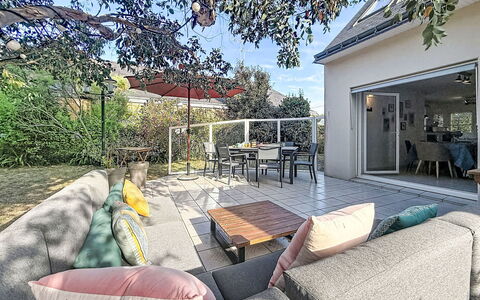 Armorique: Meubilair, Stoel, Struik, Huis, Tuin, Buitenmeubels, Schaduw, Landscaping, Backyard, Werf