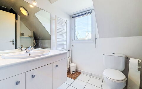Armorique: Loodgieterswerkinrichting, Badkamer, Flooring, Verdieping, Loodgieter, Kraan, Interieur Ontwerp, Wastafel, Plafond, Toilet
