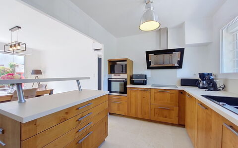 Fourchaud: Countertop, Cabinetry, Meubilair, Keuken, Flooring, Interieur Ontwerp, Hout, Toestel Van De Keuken, Plafond, Verdieping