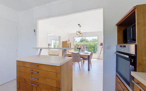 Fourchaud: Meubilair, Flooring, Interieur Ontwerp, Verdieping, Countertop, Cabinetry, Hout, Plafond, Stoel, Keuken