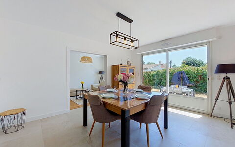 Fourchaud: Meubilair, Interieur Ontwerp, Flooring, Verdieping, Hout, Stoel, Keuken En Eettafel, Plafond, Tafel, Eetkamer