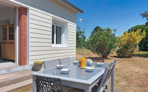 Fourchaud: Meubilair, Huis, Buitenmeubels, Verblijf, Stoel, Buitentafel, Tuin, Backyard, Keuken En Eettafel, Garden Gebouwen