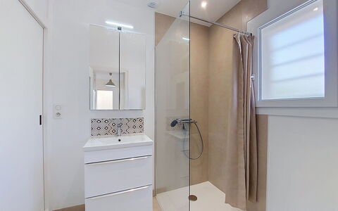 Fourchaud: Flooring, Verdieping, Badkamer, Interieur Ontwerp, Loodgieterswerkinrichting, Muur, Badkamerkast, Loodgieter, Huis, Tegel
