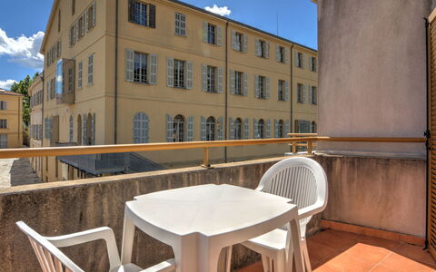 Grasse 609: Gebouw, Muur, Venster, Woongebied, Buurt, Facade, Huis,  Dorf\, Huis, Balkon