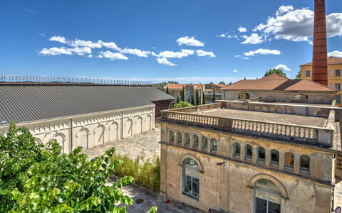 Grasse 609: Gebouw, Muur, Venster, Woongebied, Buurt, Facade, Huis,  Dorf\, Huis, Balkon