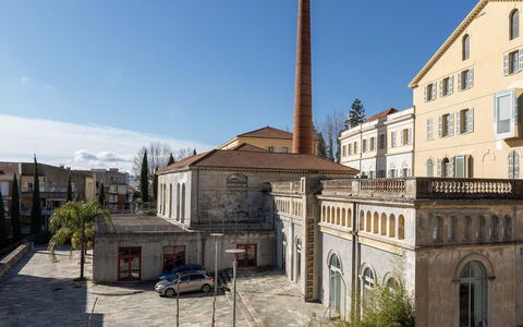 Grasse 612: Gebouw, Muur, Venster, Woongebied, Buurt, Facade, Huis,  Dorf\, Huis, Balkon