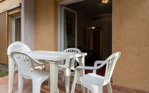 Grasse 617: Gebouw, Muur, Venster, Woongebied, Buurt, Facade, Huis,  Dorf\, Huis, Balkon