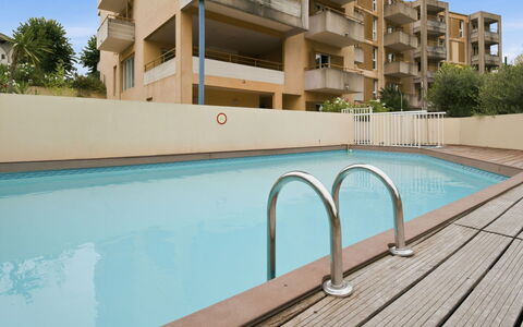 Grasse 617: Appartement, Woongebied, Architectuur, Condominium, Balkon, Huis, Menselijke Nederzetting, Samengesteld Materiaal, Schaduw, Toevlucht