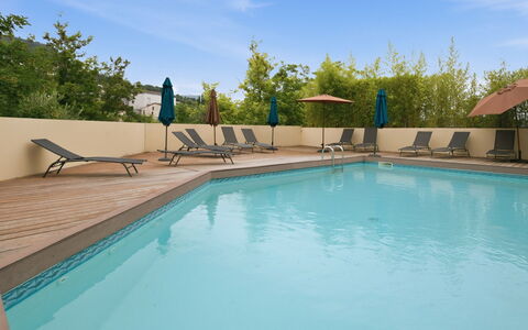 Grasse 617: Zwembad, Toevlucht, Buitenmeubels, Ligstoel, Eco Hotel, Hotel, Villa