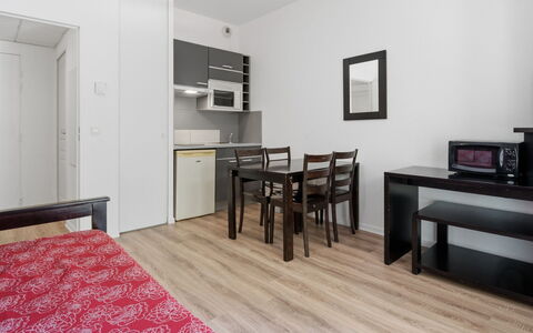 Grasse 617: Flooring, Meubilair, Verdieping, Interieur Ontwerp, Kamer, Appartement, Plafond, Bed, Houten Vloer, Slaapkamer