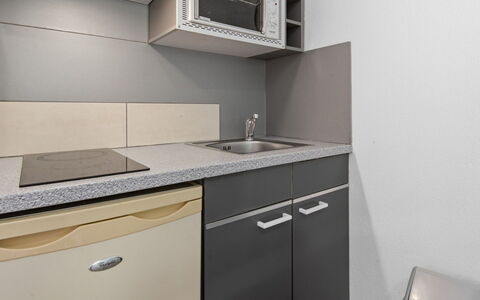 Grasse 617: Flooring, Interieur Ontwerp, Verdieping, Countertop, Cabinetry, Keuken, Kamer, Loodgieterswerkinrichting, Major Appliance
