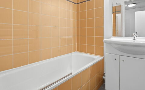 Grasse 617: Loodgieterswerkinrichting, Flooring, Badkamer, Verdieping, Interieur Ontwerp, Bad, Loodgieter, Tegel, Samengesteld Materiaal, Kraan