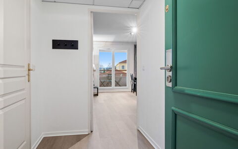 Grasse 620: Gebouw, Muur, Venster, Woongebied, Buurt, Facade, Huis,  Dorf\, Huis, Balkon