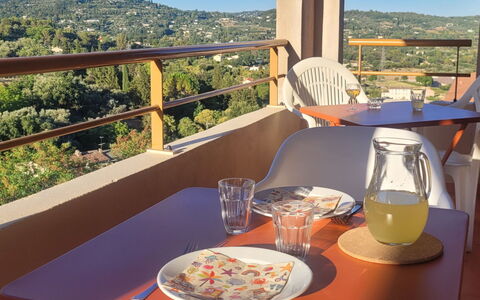 Virginia: Meubilair, Tafel, Interieur Ontwerp, Stoel, Beits, Keuken En Eettafel, Plafond, Schaduw, Restaurant, Balkon