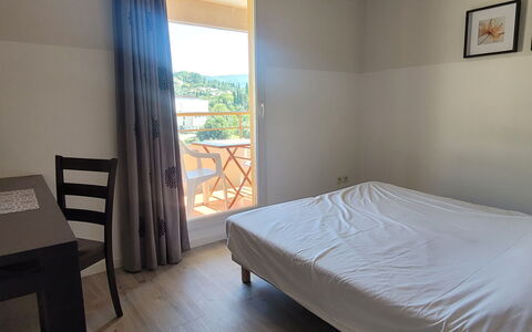 Virginia: Hout, Meubilair, Verdieping, Slaapkamer, Flooring, Laken, Bed, Bedding, Bed Frame, Kamer