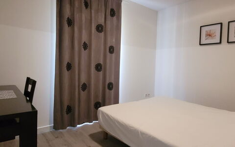 Virginia: Interieur Ontwerp, Verdieping, Hout, Slaapkamer, Flooring, Bed, Meubilair, Laken, Kamer, Textiel