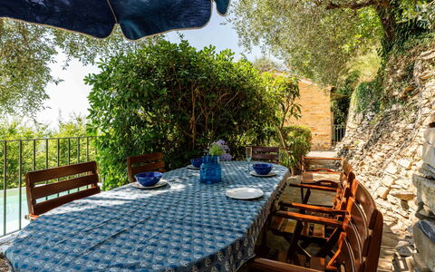 Casetta Pantasina: Meubilair, Stoel, Tafel, Buitenmeubels, Buitentafel, Keuken En Eettafel, Schaduw, Tafelkleed, Tuin, Backyard