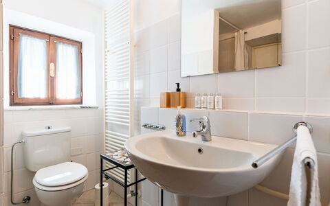 Casetta Pantasina: Badkamer, Loodgieterswerkinrichting, Interieur Ontwerp, Flooring, Verdieping, Toilet, Wastafel, Wc Bril, Spiegel, Loodgieter