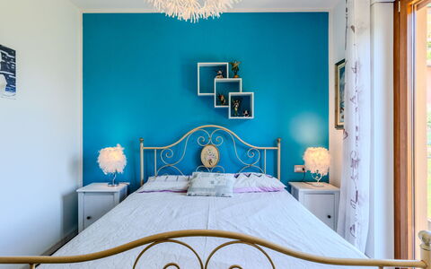 Melissa: Blauw, Meubilair, Bed, Slaapkamer, Interieur Ontwerp, Muur, Bedding, Laken, Textiel, Plafond