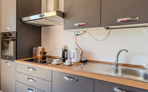 Melissa: Keuken, Toestel Van De Keuken, Countertop, Cabinetry, Major Appliance, Interieur Ontwerp, Huishoudapparatuur, Meubilair, Hout, Gootsteen