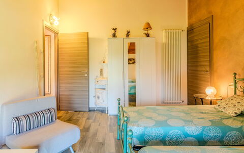 Melissa: Meubilair, Interieur Ontwerp, Flooring, Verdieping, Muur, Hout, Slaapkamer, Bed, Plafond, Kamer