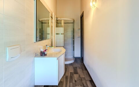 Melissa: Flooring, Verdieping, Interieur Ontwerp, Plafond, Verlichting, Kamer, Loodgieterswerkinrichting, Loodgieter, Badkamer, Kraan