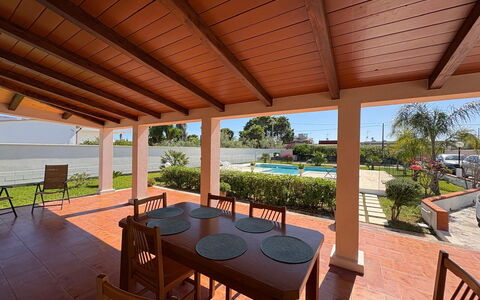 Villa Gloria: Flooring, Hout, Verdieping, Meubilair, Beits, Schaduw, Toevlucht, Plafond, Outdoor Structuur, Veranda