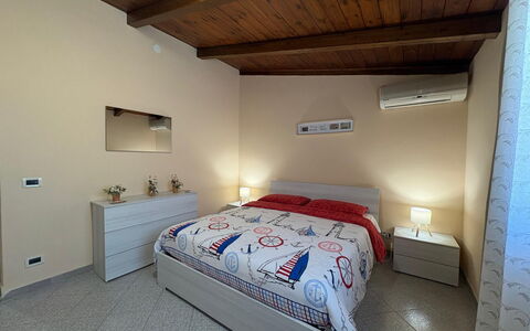 Villa Gloria: Bed, Slaapkamer, Interieur Ontwerp, Laken, Meubilair, Bedding, Verdieping, Flooring, Hout, Plafond