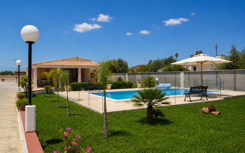 Villa Gloria: Zwembad, Toevlucht, Buitenmeubels, Woongebied, Meubilair, Samengesteld Materiaal, Schaduw, Landgoed, Stoel, Eco Hotel