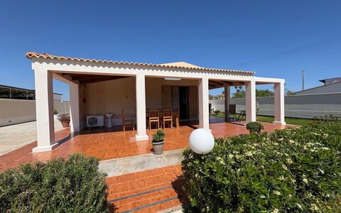 Villa Gloria: Dak, Huis, Deur, Schaduw, Kolom, Outdoor Structuur, Landgoed, Patio, Beton, Veranda