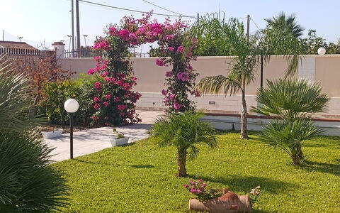Villa Gloria: Bloem, Struik, Roze, Tuin, Bloeiende Plant, De Lente, Landscaping, Gazon, Werf