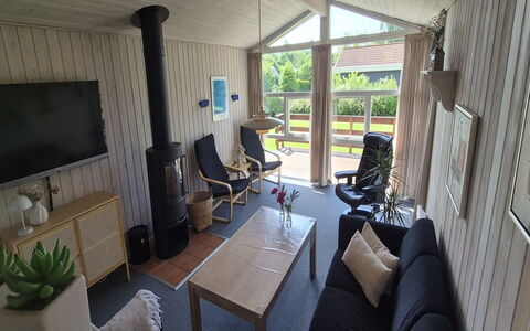 Vinny - 1Km from the Sea: Hout, Meubilair, Flooring, Verdieping, Interieur Ontwerp, Huis, Woonkamer, Kamer, Plafond, Deur