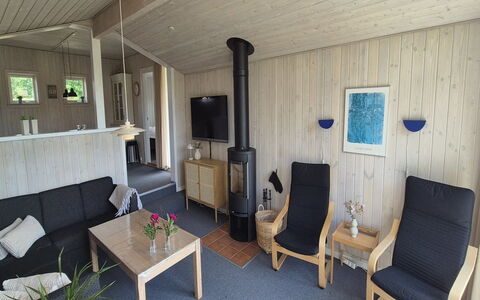 Vinny - 1Km from the Sea: Hout, Meubilair, Flooring, Interieur Ontwerp, Verdieping, Plafond, Kamer, Stoel, Huis, Woonkamer
