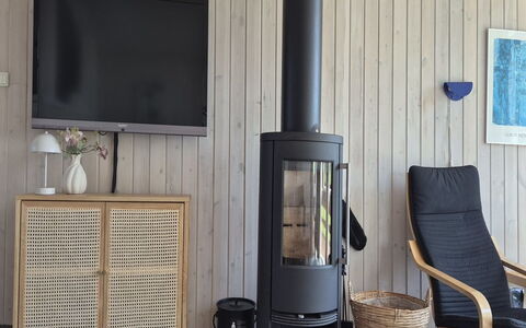 Vinny - 1Km from the Sea: Hout, Meubilair, Flooring, Verdieping, Interieur Ontwerp, Houten Vloer, Woonkamer, Hardwood, Beits, Laminaatvloer