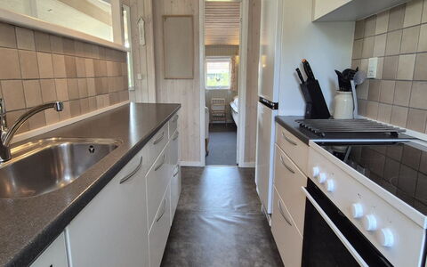 Vinny - 1Km from the Sea: Countertop, Keuken, Major Appliance, Flooring, Toestel Van De Keuken, Hout, Cabinetry, Verdieping, Interieur Ontwerp, Loodgieterswerkinrichting