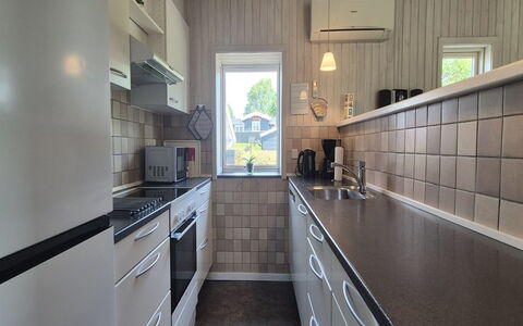 Vinny - 1Km from the Sea: Keuken, Toestel Van De Keuken, Countertop, Major Appliance, Cabinetry, Flooring, Interieur Ontwerp, Huishoudapparatuur, Verdieping, Gootsteen